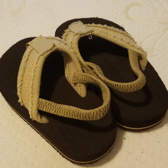 Toddler 7-8 tan flip-flops - Picture 2 of 3